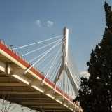 Sulla nostra testa invece si erge il bianco pilone a �y capovolta� che incorona il punto pi� alto del ponte Adriatico, da cui si irradiano gli stralli ad arpa di sostegno